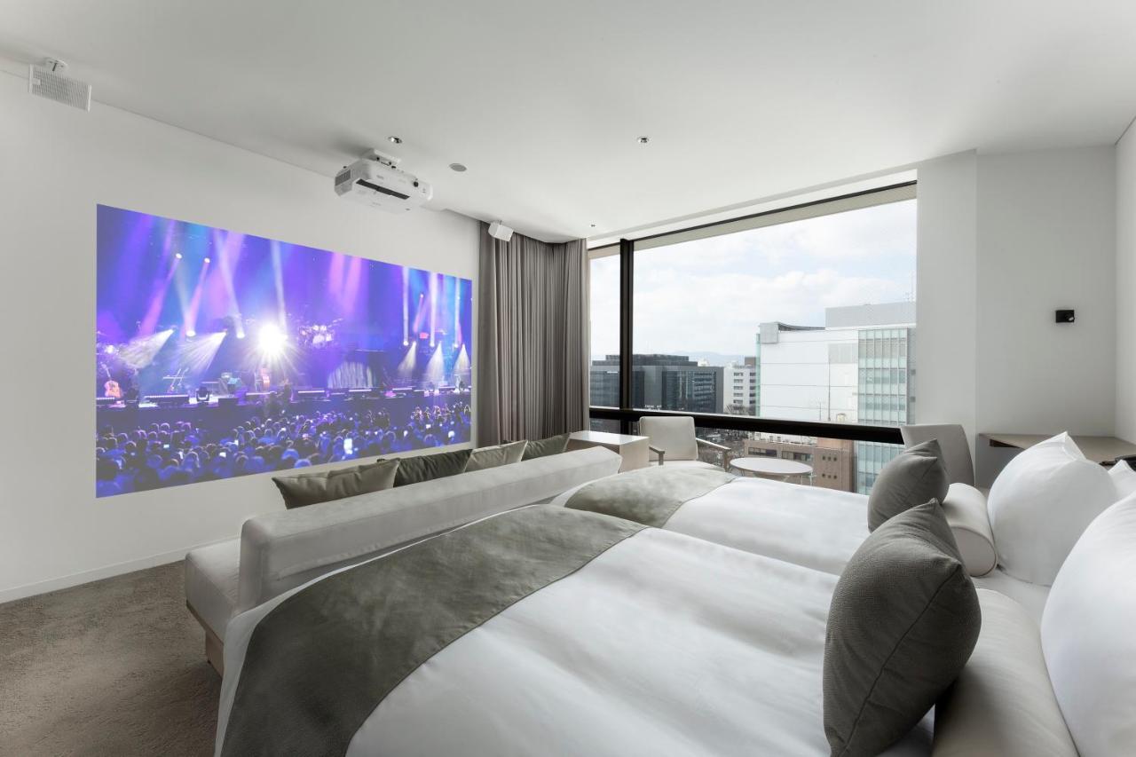The Royal Park Hotel Iconic Kiotó Kültér fotó A projector screen in a hotel room