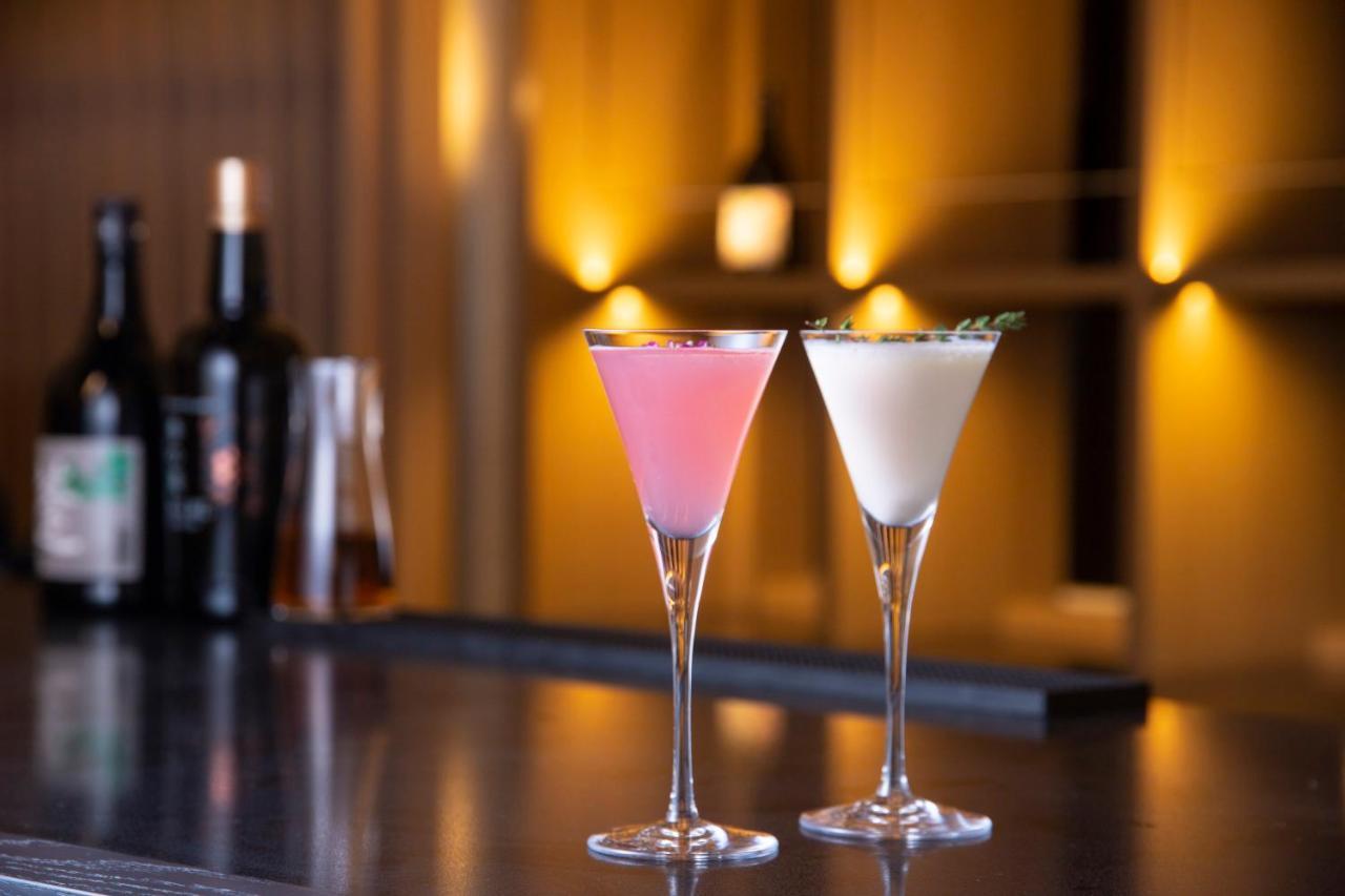 The Royal Park Hotel Iconic Kiotó Kültér fotó Two martinis