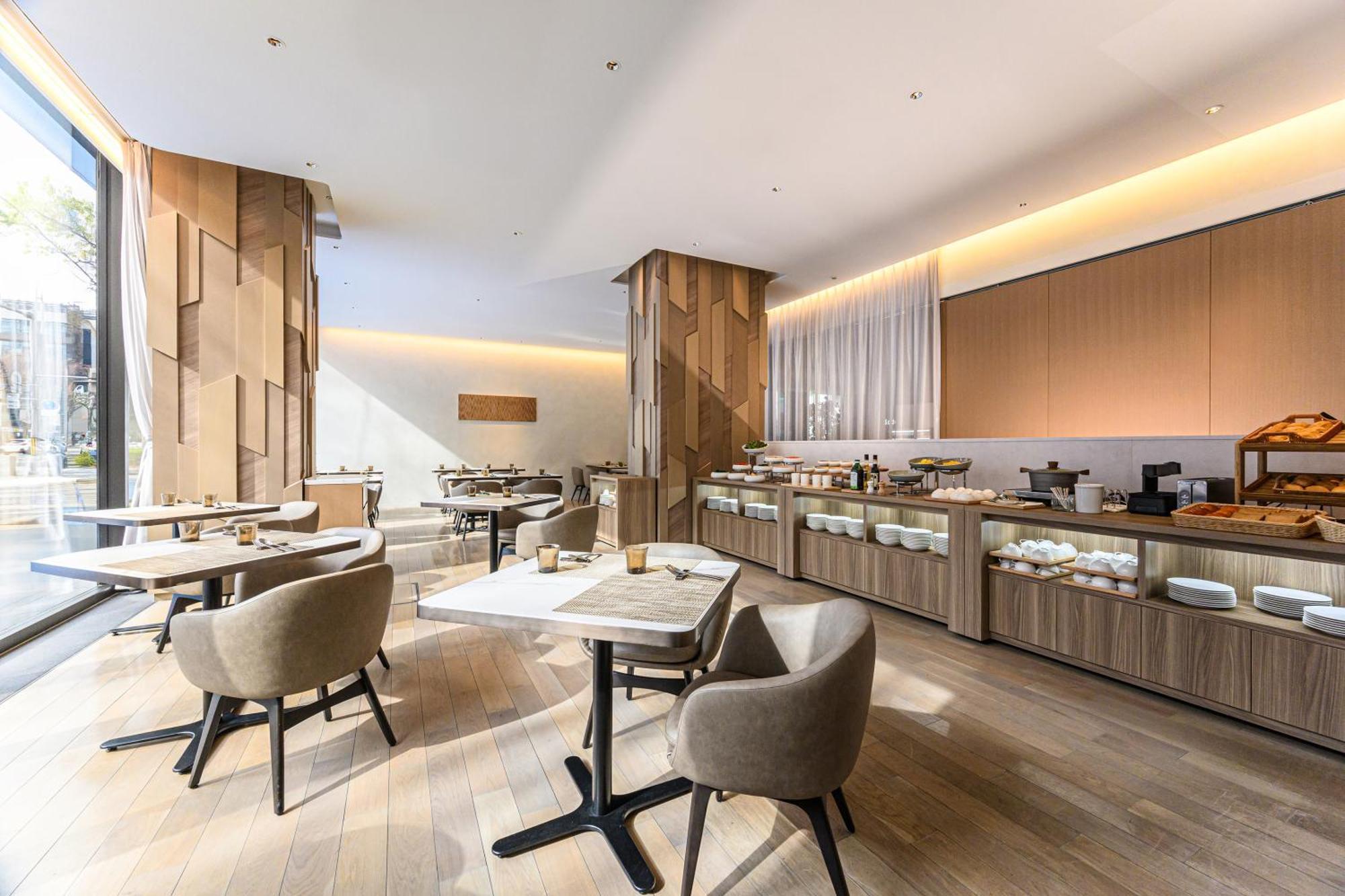 The Royal Park Hotel Iconic Kiotó Kültér fotó The Lounge at London Heathrow Airport